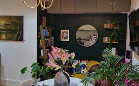 Bright Spacious Apartment In The Park